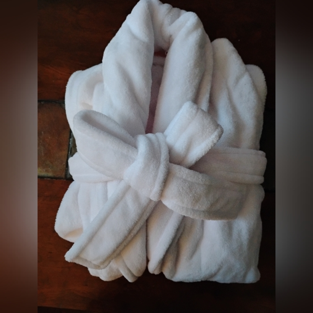 Plush White Robe New WOut Tags And Cosmetic bags Bundle Great Gift!
